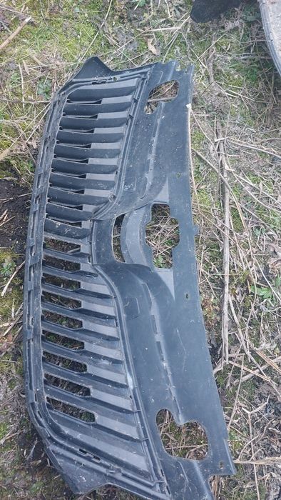 Решітка радіатора переднього бампера Skoda Rapid (2012-2017) 5JA853668