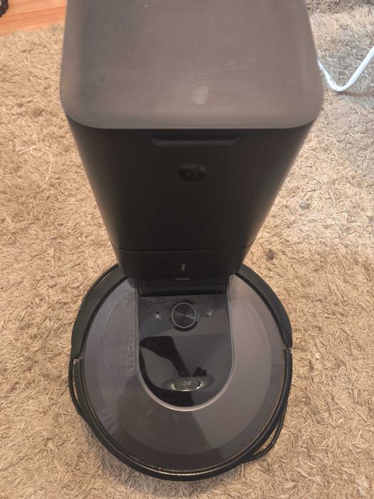 Roomba i7 że stacja i oryginalnym kartonem