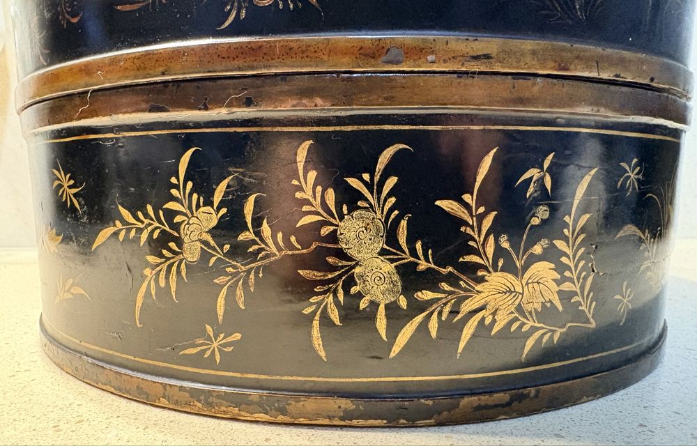 Grande antiga caixa asiática em charão lacado e pintura floral dourada