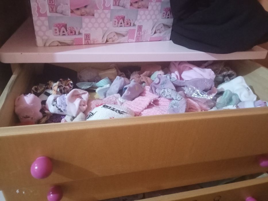 Vendo cómoda..,tem 5 gavetas estado bem conservado