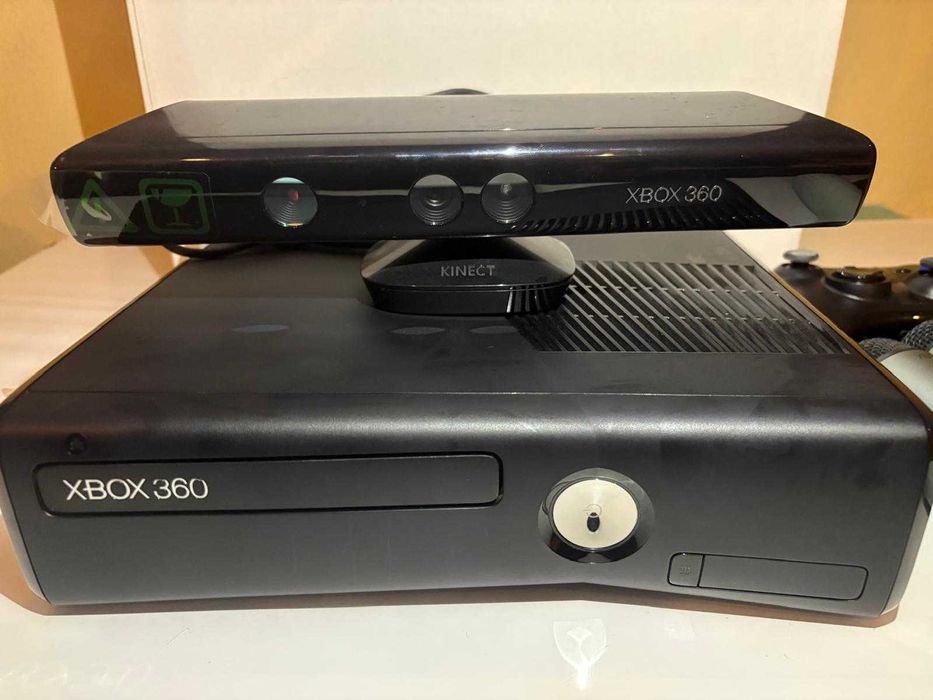 Xbox 360 + Kinect + 2 comandos + 2 microfones + 13 jogos