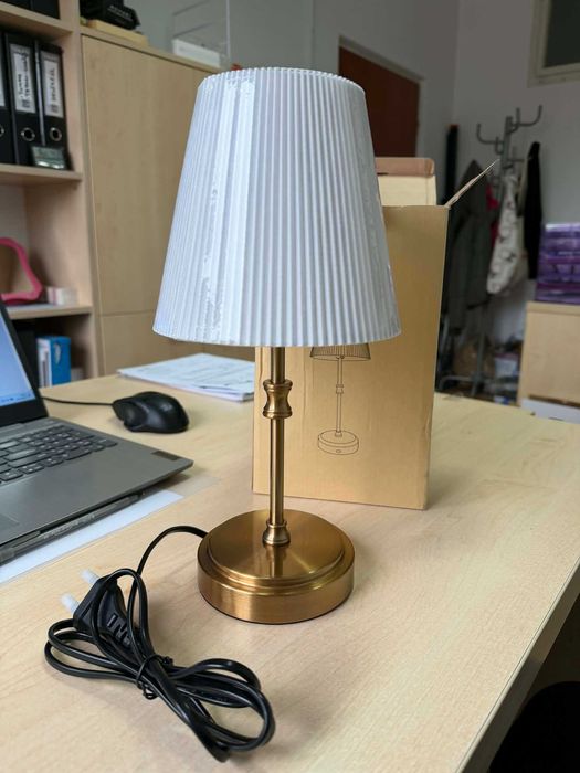 Stylowa lampa stołowa