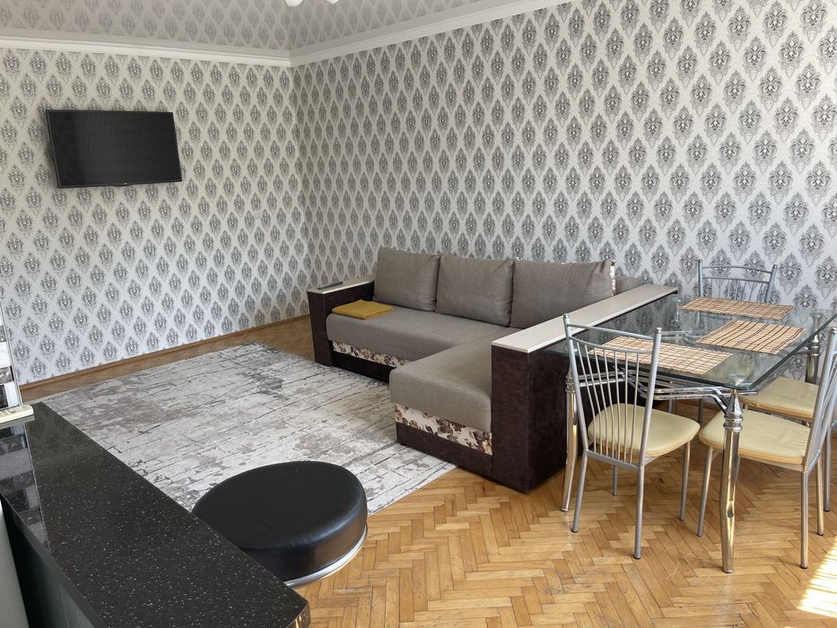 Подобова (посуточно) оренда квартири(центр, біля фонтана) вул.Миру 29.