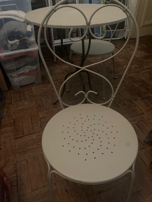 Mesa e cadeiras em ferro