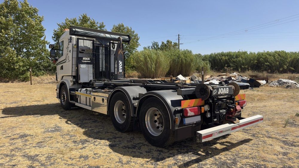 Scania R730 V8, ano 2011, equipado com sistema porta-contentores