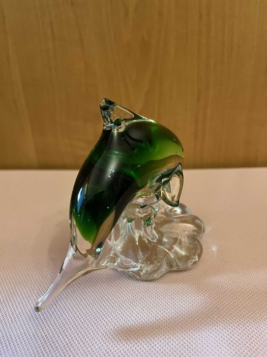 Szklany delfin GD zielony na fali