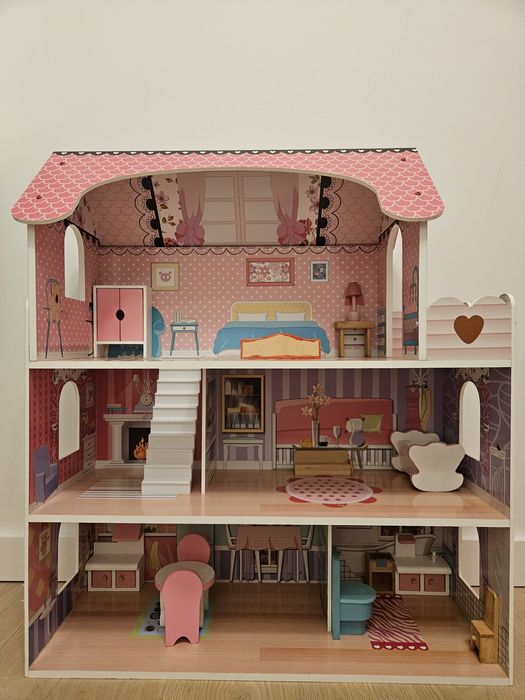 Domek dla lalek z drewnianymi mebelkami