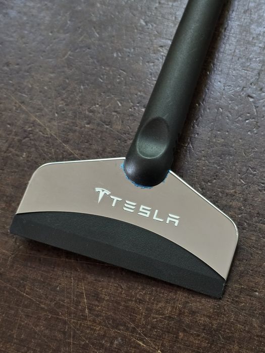 Skrobaczka Tesla do szyb samochodowych