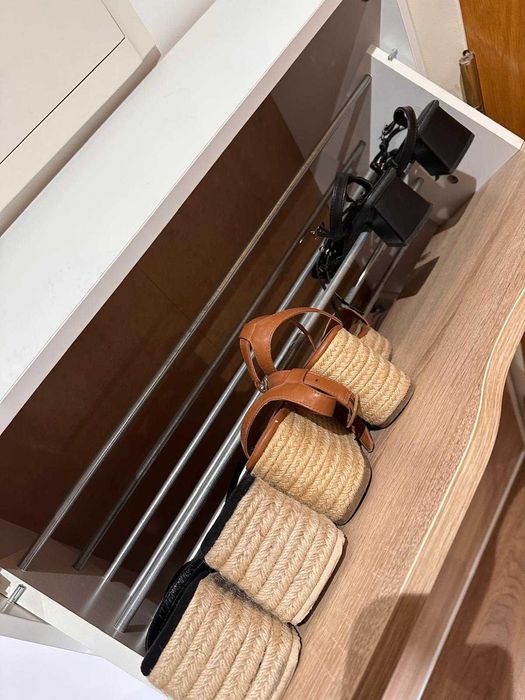 Sapateira de madeira