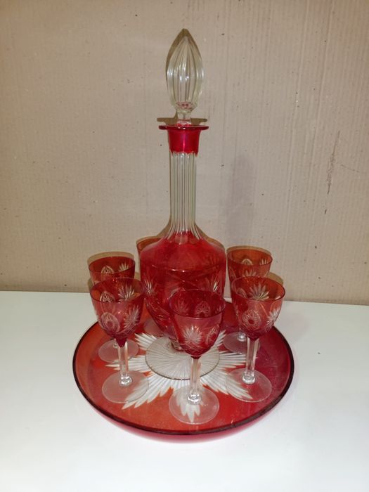 Сервант хрусталь красный