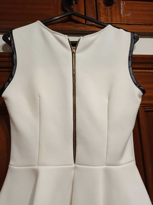 Camisola branca com fecho