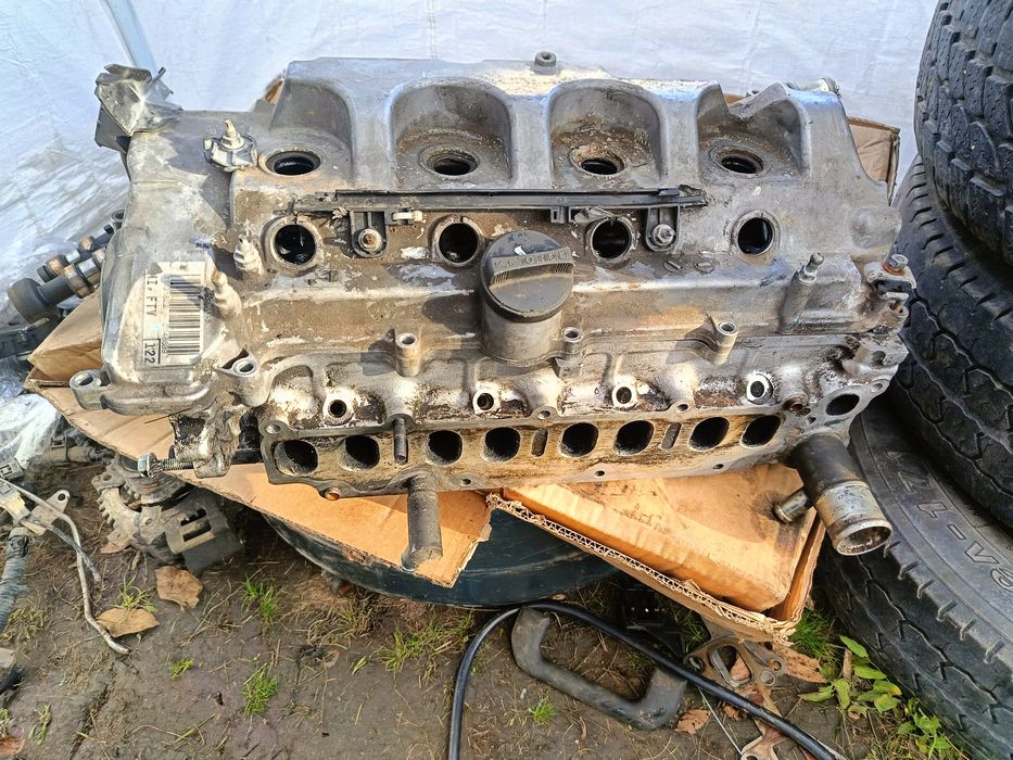 Голова двигун головка двигуна Toyota Avensis T25 D-4D 2.0 дизель