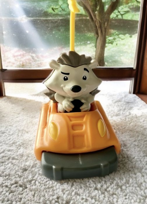Figurka Kinder Max jeż w pojeździe