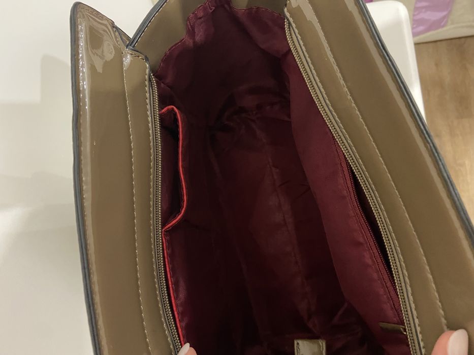 Carteira de verniz nova