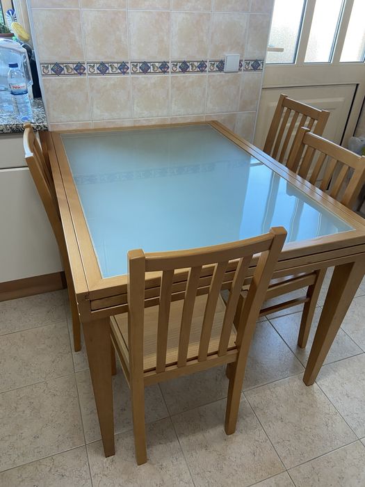 Mesa de jantar e cadeiras