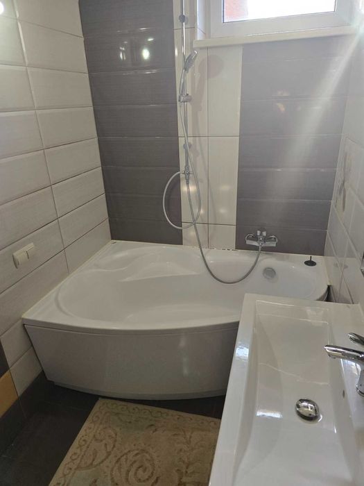 Здаю в крайовничомму місці  пів будинку Метро Славутич, Київ