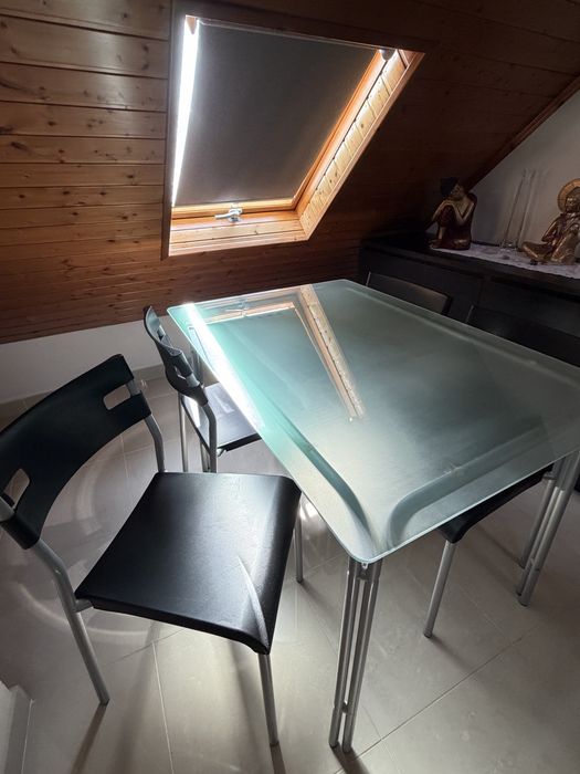 Mesa com conjunto de cadeiras