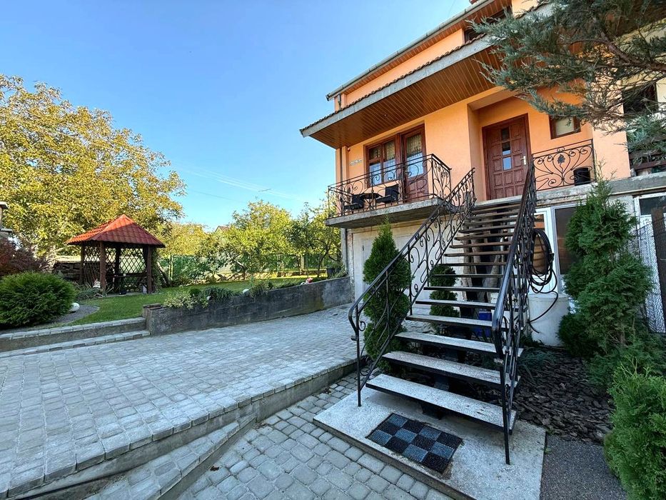 Продаж будинку в  Брюховичах