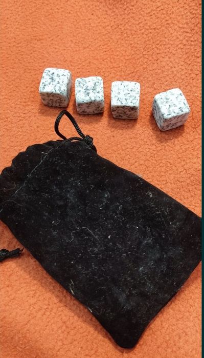 Zestaw granitowych kostek do chłodzenia napojów