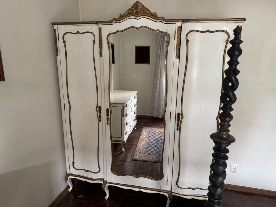 Cama, cómoda e roupeiro