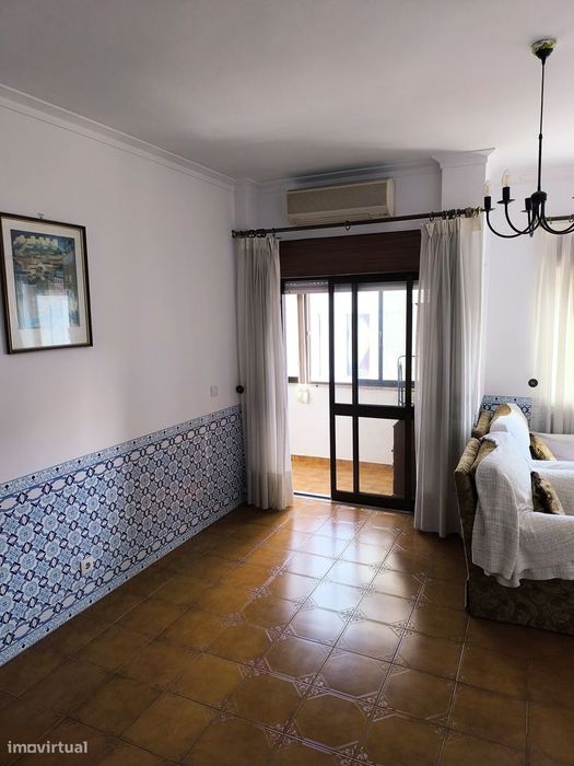 Apartamento T3, parcialmente mobilado. Pragal - Almada.