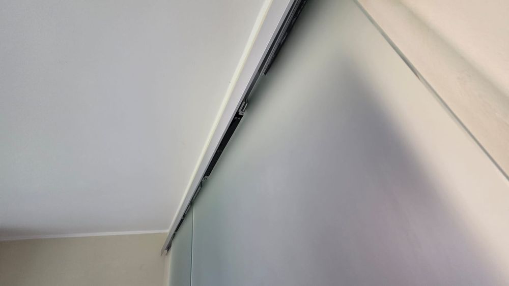 Naścienne podwójne drzwi przesuwne 2 x - szkło hartowane i aluminium