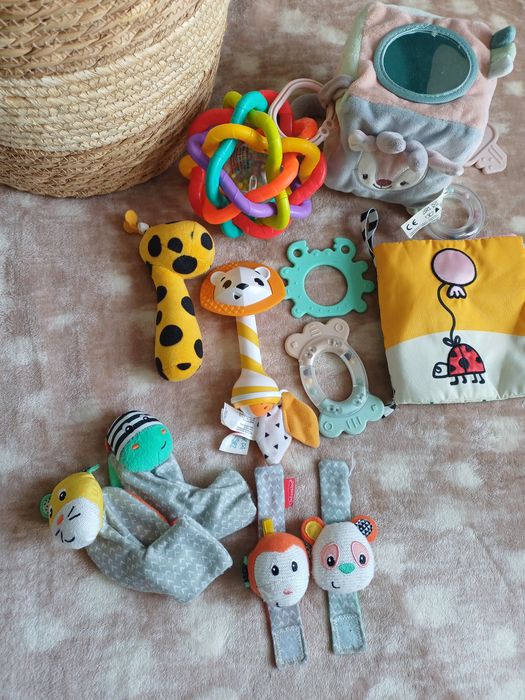 Zestaw zabawki dla niemowlaka kolorowe grzechotki książeczka sensorycz