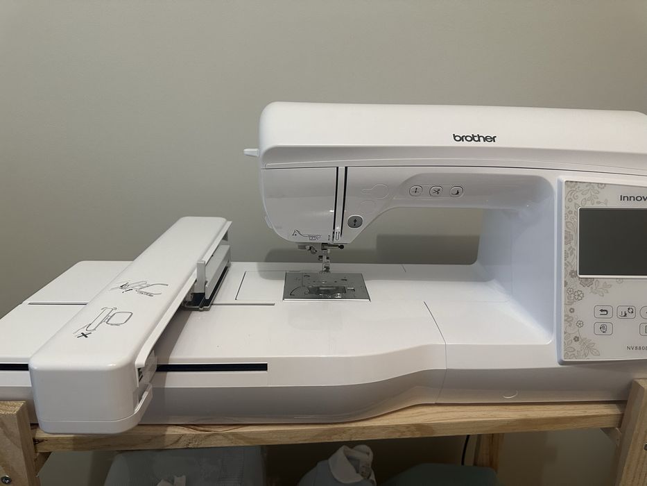 Máquina Bordar Brother Innov-is  NV880 E.   NEGOCIAVEL