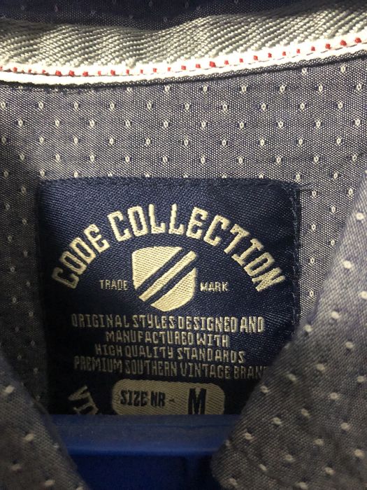 Camisa azul com pintas brancas