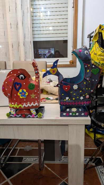 se porte decorados para vasos  ou mesmo para plantar flores