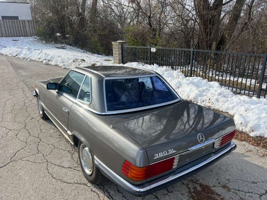 Piękny Mercedes 380 SL w107
