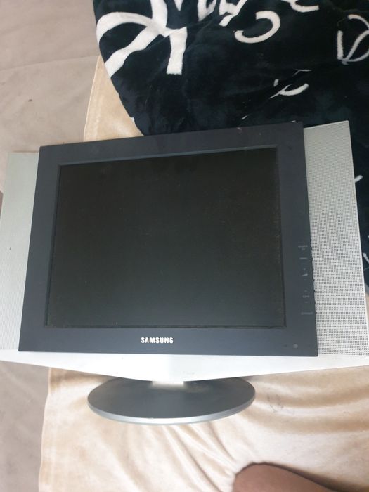 Монітор оснащений динаміками Samsung.