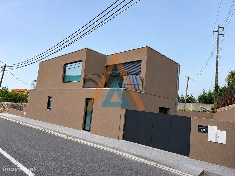 Moradia Contemporânea em Arrifana - Design Moderno e Localização Pr...