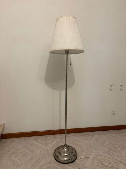 Candeeiro de pé com cúpula branca