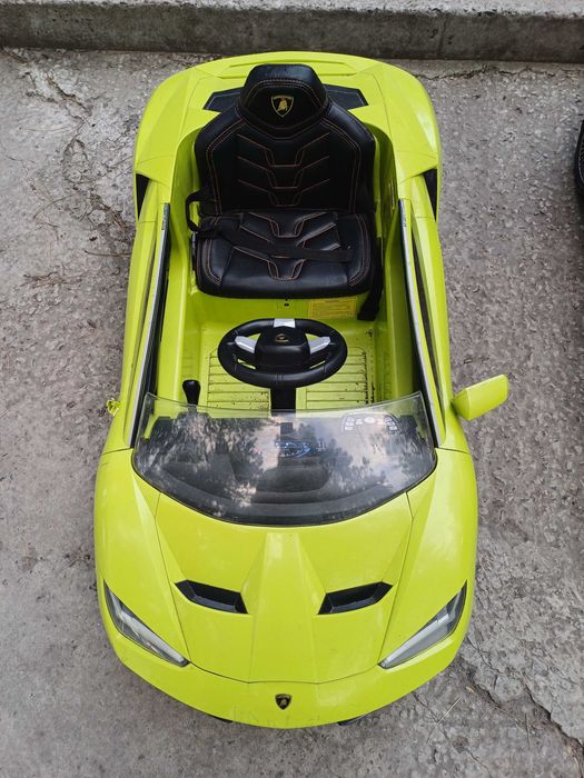 Дитячий електромобіль