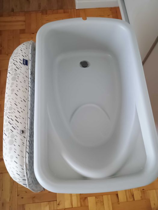 Wanienka Chicco Cuddle & Bubble ze stojakiem i przewijakiem