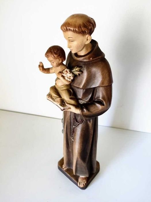 Estatueta religiosa antiga de Santo António em madeira