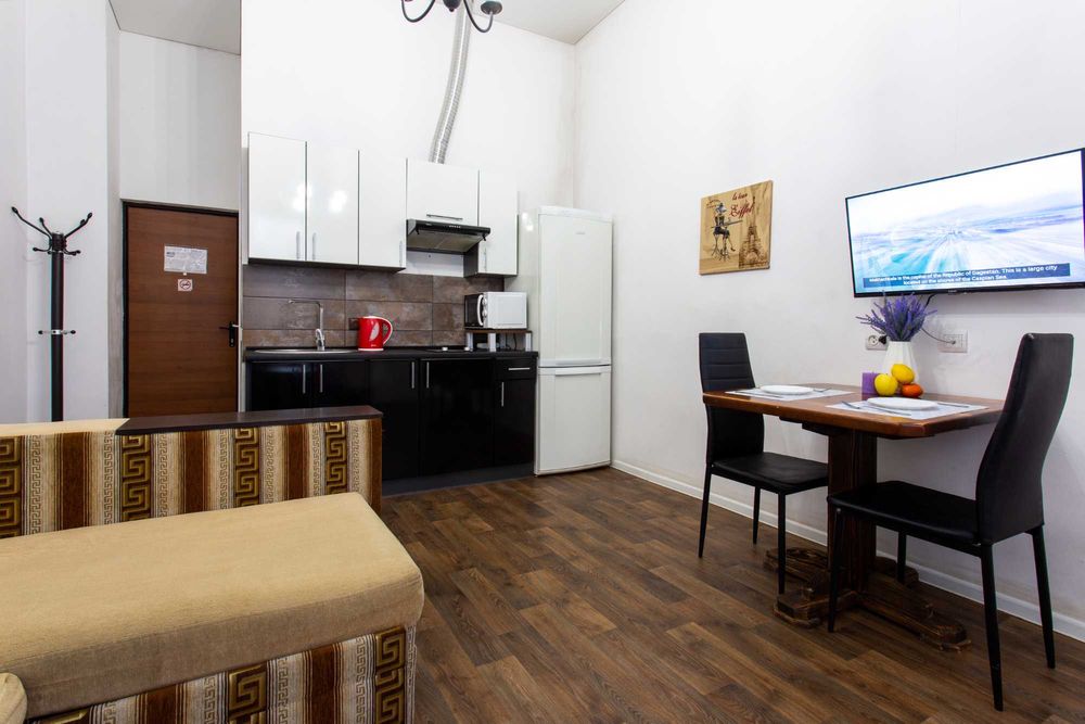 Двокімнатна квартира поряд з ТРЦ Nikolsky подобово/ майдан Конституції