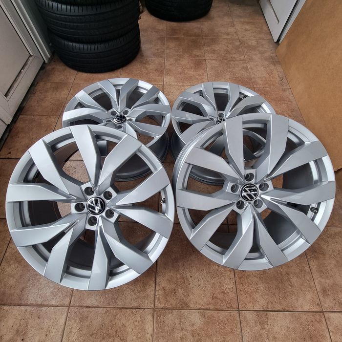 Диски VW Touareg R20 5x112 9j ET33 ЦО66.6 оригінал
Ціна за 4 диски 33000 грн.
Відправляю НП, Делівері.