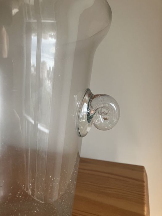 Vista alegre garrafas e balde para gelo