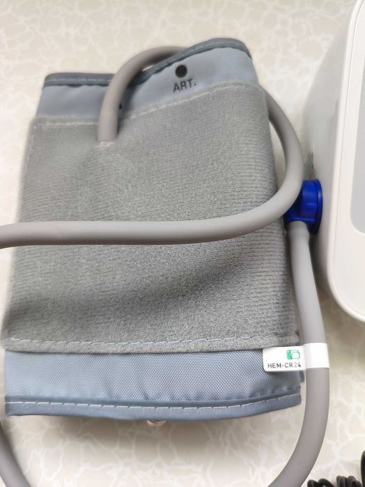 Тонометр Omron M2 Basic HEM-7121-ARU автоматичний з мережевим адаптером (стан нової речі)