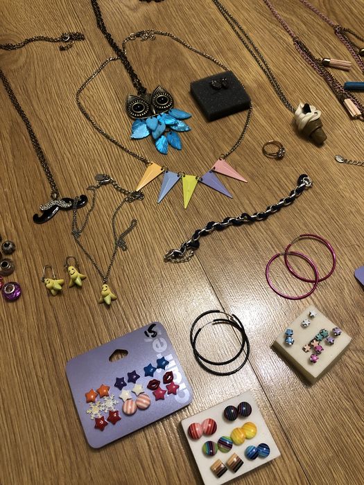 Zestaw biżuterii dla nastolatki naszyjniki bransoletki kolczyki