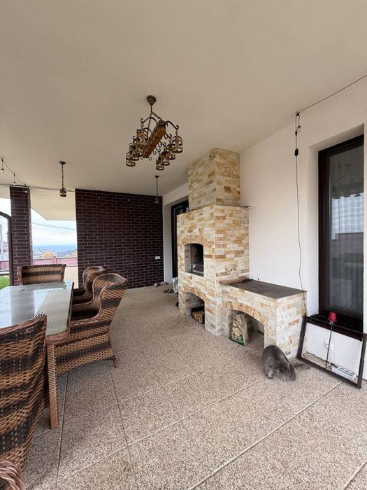 Продаж будинку з басейном та видом