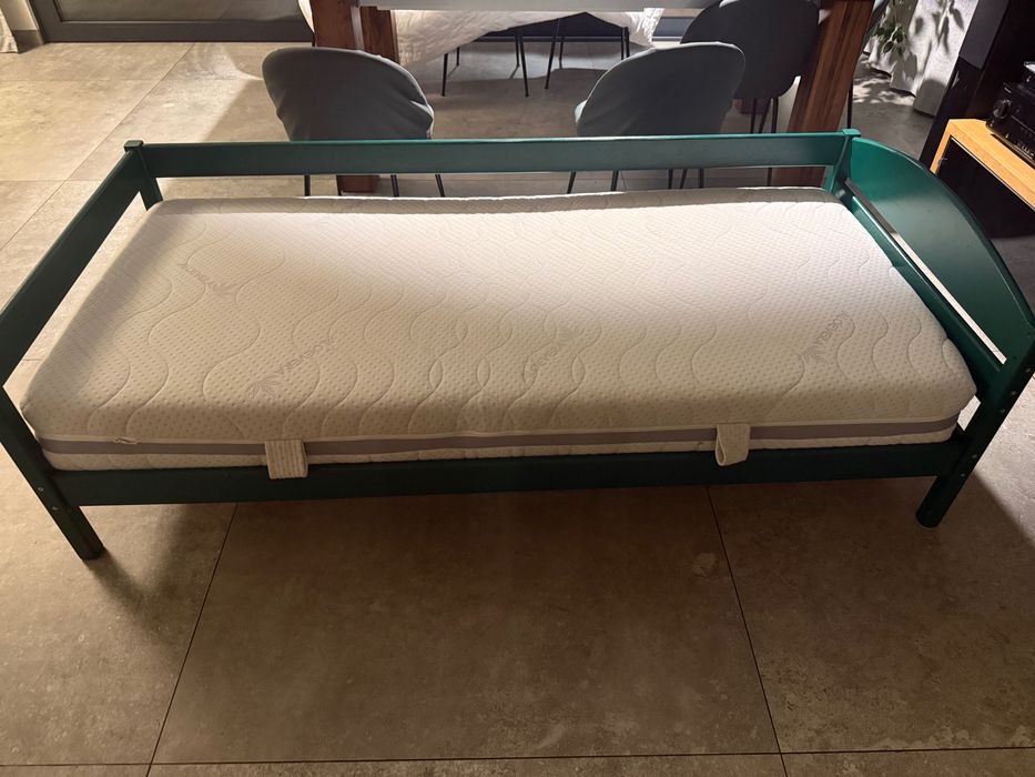 Łóżko z materacem 90x200 drewniane