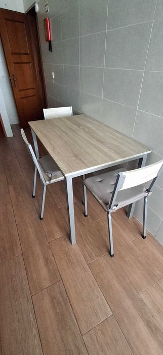 Conjunto de mesa e 3 cadeiras