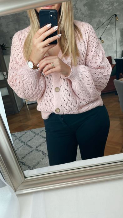 Pudrowy sweterek na guziki  Niwy nieużywany  Mega miłe materiał  Gorąc