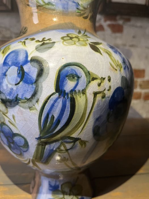 Декоративная ваза с растительным орнаментом и изображением птиц.