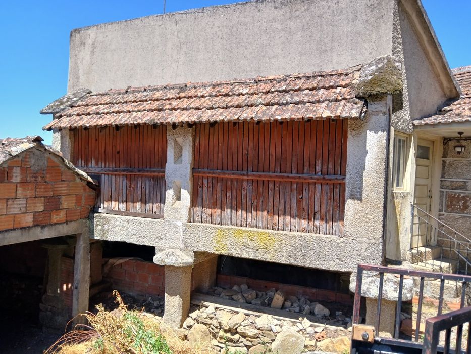 Canastro / espigueiro em granito de 1916