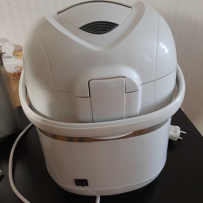 Хлібопічка First.