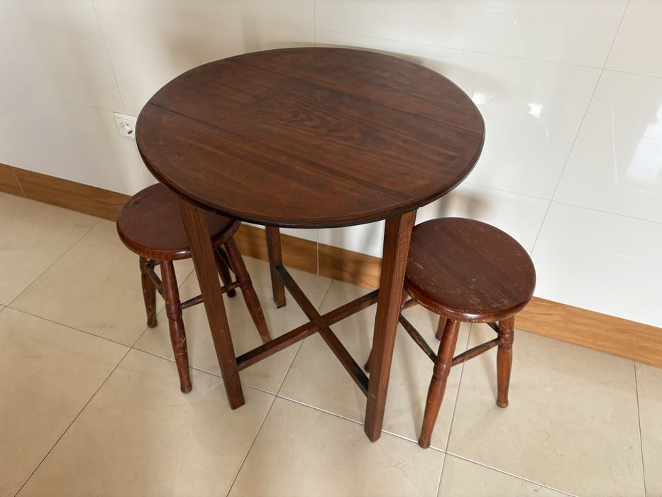 Conjunto Mesa e 3 Bancos